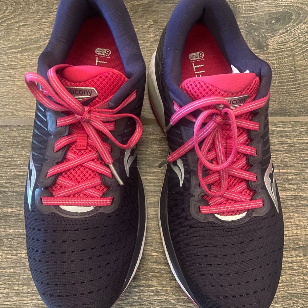 Saucony Guide 13 - like new - Navy & Pink